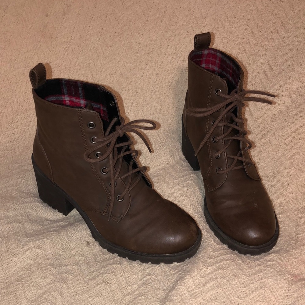 DIVIDED size 8 lace up brown boots